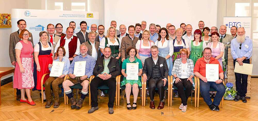 Gruppenfoto der Urkundenverleihung von „Ausgezeichnete Bayerische Küche“.